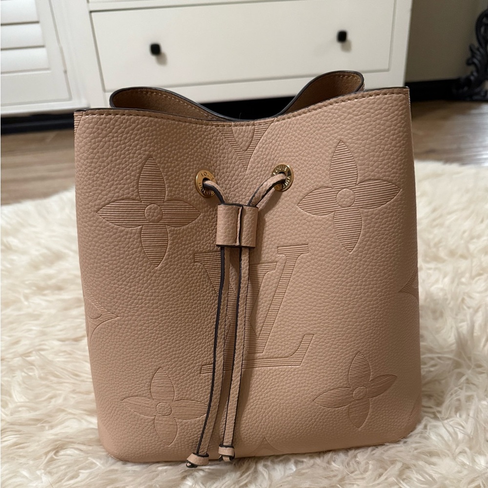 Louis Vuitton NéoNoé inspired leather handbag